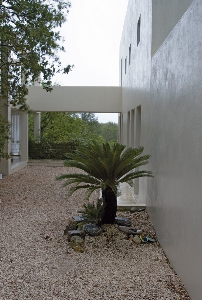 Modern-courtyard-665x986