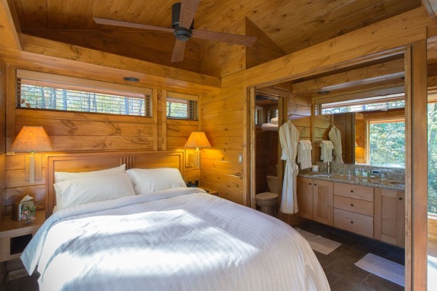 Woodsy-bedroom-of-the-small-prefab-house-620x413