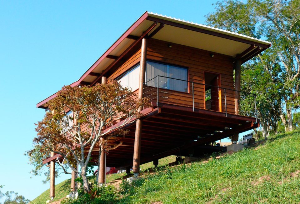 cabana-arquitetos-casa-em-guararema-exterior1-via-smallhousebliss