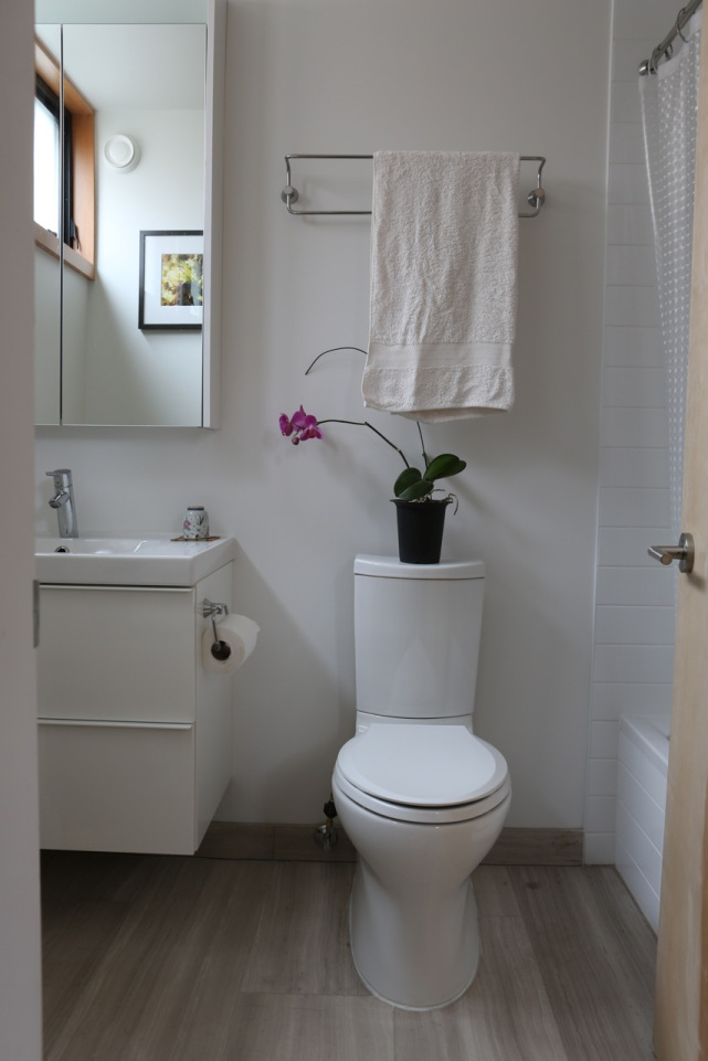 lanefab-magnolia-tree-lane-house-bathroom-via-smallhousebliss