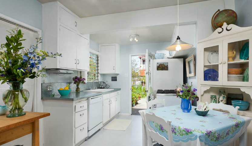 ห้องครัวเป็นโทนสีฟ้าขาวเช่นเดิม กว้างขวางทีเดียวครับ