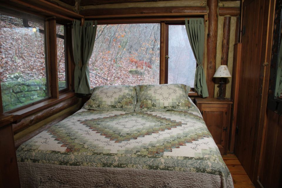 the-perch-ozarks-log-cabin-bedroom-via-smallhousebliss