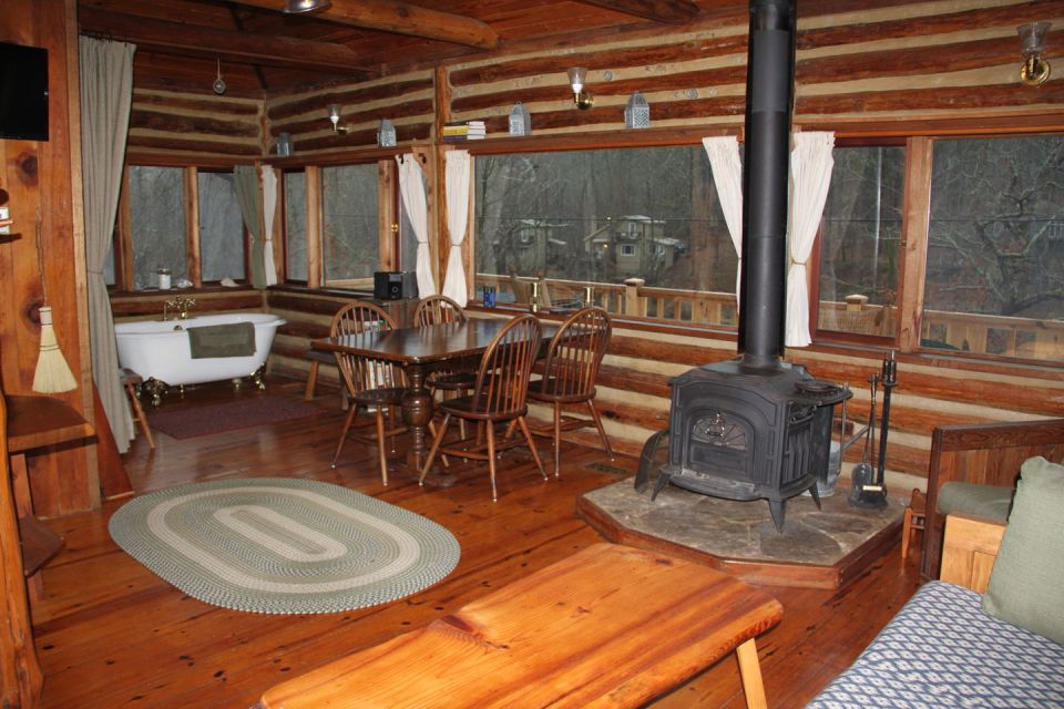 the-perch-ozarks-log-cabin-living2-via-smallhousebliss