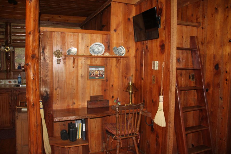the-perch-ozarks-log-cabin-living4-via-smallhousebliss