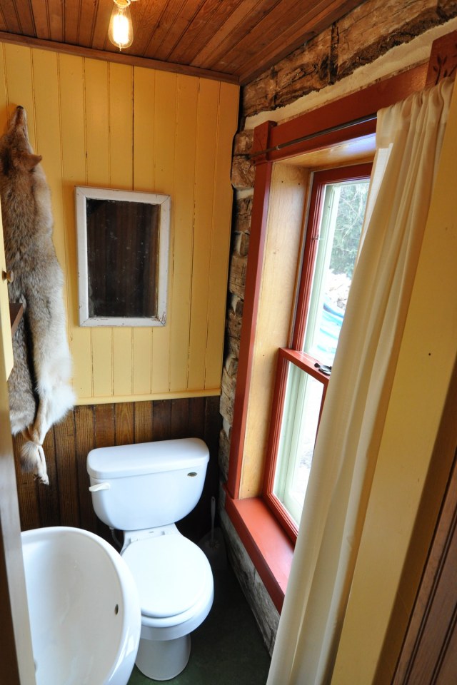 trout-river-log-cabin-bathroom1-via-smallhousebliss